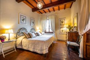 瓦尔的圣卡西亚诺安德烈亚别墅 的一间卧室设有一张大床和一个窗户。