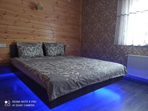 波尔塔瓦Нова квартира的一间卧室配有一张木墙床