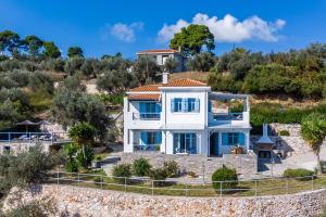 斯科派洛斯villa Avaton near Skopelos town的海景别墅