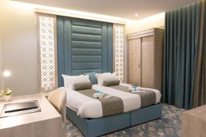 艾卜哈فندق واي هوتل的一间卧室配有一张大床和一张书桌