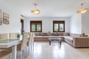 马拉加Casa Guadalmar的客厅配有沙发和桌子