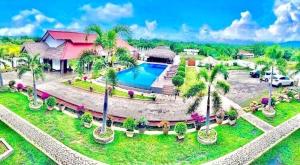 蒂瑟默哈拉默Avonil Resort Yala的享有度假村的空中景致,设有游泳池和棕榈树