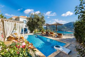 斯科派洛斯villa Avaton near Skopelos town的别墅 - 带海景游泳池