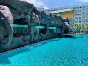 乔木提恩海滩Laguna Beach Resort 3 Maldives的室内游泳池设有大象主题瀑布