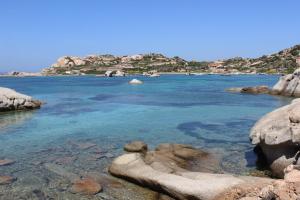 Cala BittaResidence con piscina a 4 km da Baja Sardinia的岩石水体的景色