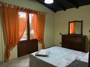 瓦尔蒙托内佩雷托住宿加早餐旅馆的一间卧室配有一张床、一个梳妆台和一扇窗户。