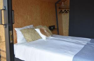 卡兰茨奥赫Tenthuisje in het groen, een suite met eigen badkamer的一张带白色床单和枕头的床