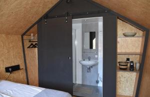 卡兰茨奥赫Tenthuisje in het groen, een suite met eigen badkamer的一间带水槽和镜子的浴室