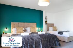 莱斯特Syster Properties Leicester large home for Contractors, Families , Groups的一间卧室设有两张床和绿色的墙壁