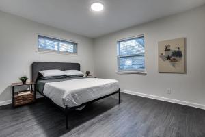 达拉斯Sweet Retreat in North Dallas的一间白色卧室,配有床和2个窗户