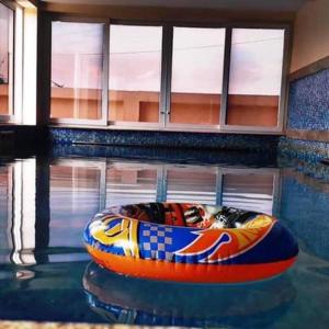 钦奈Private 4-BHK Villa with Swimming Pool, Wifi, BBQ的水中充气的船