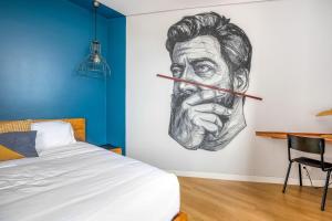 波尔图Selina Porto的一张墙上的人在床边的画