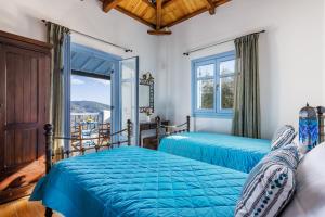 斯科派洛斯villa Avaton near Skopelos town的卧室设有两张床,带窗户