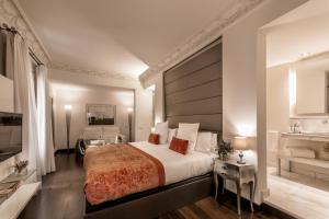 马德里Hospes Puerta de Alcalá, a Member of Design Hotels的一间卧室配有一张大床和大床头板