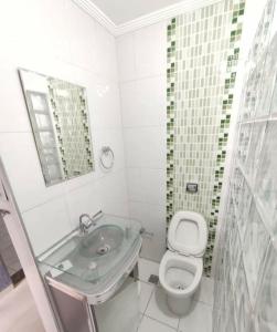 圣维森特岛Lar de férias的一间带水槽、卫生间和镜子的浴室