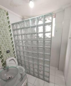 圣维森特岛Lar de férias的一间带水槽、卫生间和淋浴的浴室