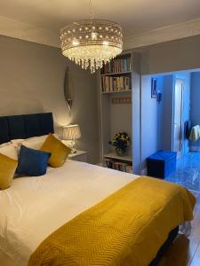 都柏林Beechtree House的一间卧室配有一张带黄色毯子的大床
