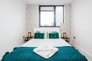 巴塞尔顿2-Bed Apartment Near Basildon Train Station的卧室配有带绿毯的大型白色床