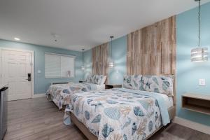 Flour BluffBluff's Landing Marina & Lodge的卧室设有两张床铺和蓝色的墙壁