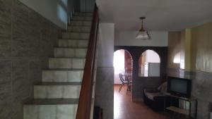 马德普拉塔Casa de vacaciones Faro 1的楼梯,房子里,有客厅
