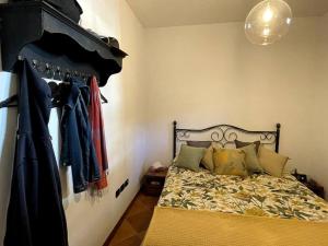 滕诺Der Norden des Gardasees的一间卧室配有一张床和衣架