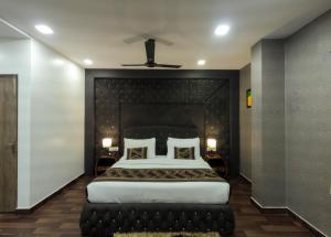 新德里Hotel Red Castle - Karol Bagh的一间卧室配有一张大床和黑色床头板