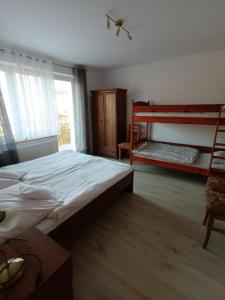 卡尔帕奇Villa Marcela的一间卧室配有一张床和一张双层床。
