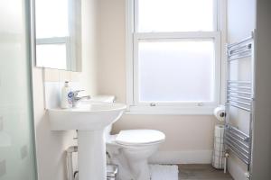 South NorwoodTwelve Thirty Serviced Apartments - 1 Croydon的白色的浴室设有卫生间和水槽。