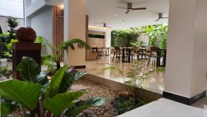清迈Hi Chiangmai Hotel的一间植物客厅和用餐室