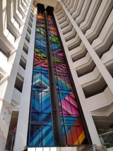 阿雷格里港Art Hotel Transamerica Collection的大楼里的彩色玻璃窗