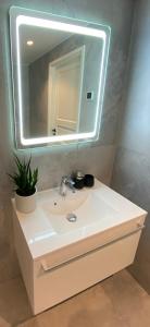 凯伊拉Modern Central Apartment HOTEL的浴室设有白色水槽和镜子