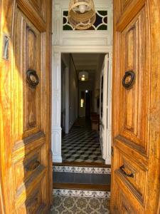 帕拉弗鲁赫尔Casa en Palafrugell - Costa Brava的走廊上设有开放式木门,走廊上设有走廊