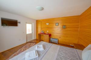 Poiana TeiuluiCabana TYF Dreptu - TYFTRAVEL SRL的一间卧室设有一张床和木墙