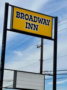 圣安东尼奥Broadway Inn Motel的 ⁇ 上宽阔的旅馆标志