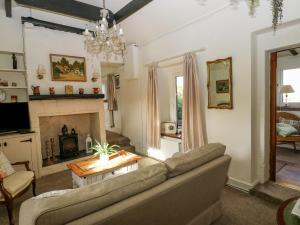 索厄比布里奇Prospect Cottage的带沙发和壁炉的客厅