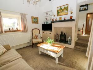 索厄比布里奇Prospect Cottage的带沙发和壁炉的客厅