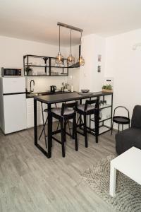 奥西耶克Apartman Ina的厨房以及带桌椅的用餐室。