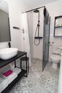 奥西耶克Apartman Ina的一间带水槽、卫生间和淋浴的浴室