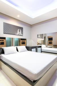 马瑙斯Tucumã Motel的卧室配有一张白色大床