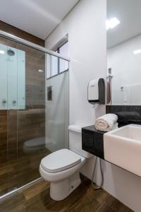 马瑙斯Tucumã Motel的浴室配有卫生间、盥洗盆和淋浴。