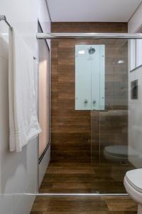 马瑙斯Tucumã Motel的一间带玻璃淋浴和卫生间的浴室