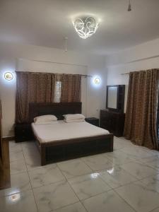 蒙巴萨Meshaal heights的一间卧室配有一张床和一台平面电视