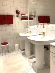 艾恩贝克Hotel Der Schwan的白色的浴室设有两个盥洗盆和镜子