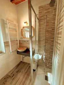 比萨San Ranieri Tiny Tower的一间带水槽和镜子的浴室