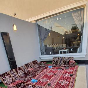Al ‘Awājīyahشاليهات z5 الفندقية的客房设有沙发和大窗户。