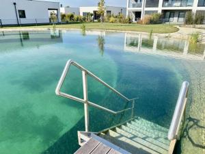 斯拉LUXUS Appartement am Golfplatz und Therme Lutzmannsburg的建筑物水中的楼梯