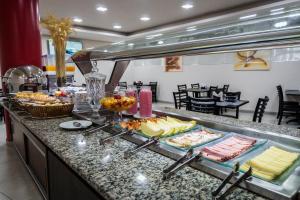 阿雷格里港Hotel Nacional Inn Porto Alegre - Estamos abertos - 200 metros do Complexo Hospitalar Santa Casa的展示肉类和奶酪的自助餐