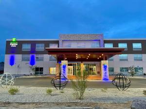 布莱斯Holiday Inn Express & Suites Blythe, an IHG Hotel的前面有蓝色灯光的建筑