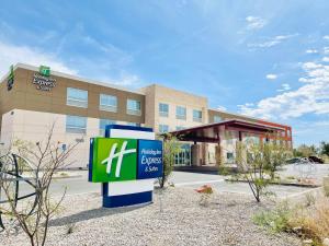 布莱斯Holiday Inn Express & Suites Blythe, an IHG Hotel的建筑前的医院标志