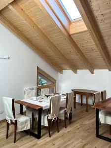 巴尔齐奥B&B Villa Cavallier的用餐室配有木桌和椅子以及天窗